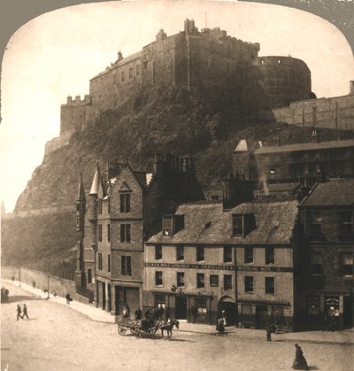 Edinburgh Castle från Grasmarket, Skottland. av Works and Sun Sculpture Studios