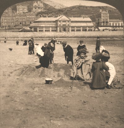På stranden i Llandudno, Wales, 1894. av Works and Sun Sculpture Studios