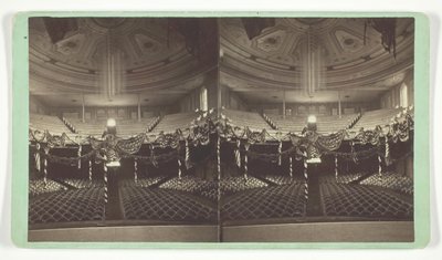 Utan titel [auditorium dekorerat med amerikanska flaggor], sent 1800-tal. av Wright and Hartwell