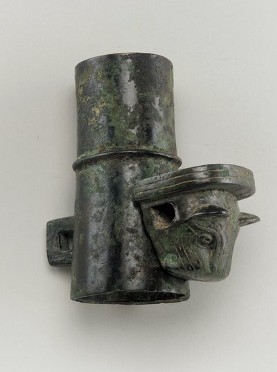 Navkapsel med låstapp gjuten i form av ett katthuvud (brons) av Zhou Dynasty Chinese School