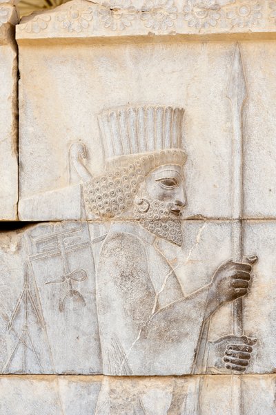Forntida relief av Achaemenid; perser med lans; soldat av Immortal Guard på Apadana Palace; arkeologisk plats; forntida persisk stad Persepolis; UNESCO World Heritage Site; Fars Province; Iran; Asien av Frederick (attr. to) Barnard