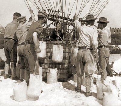 Att fästa sandsäckar i korgen på en ballong, Fort Myer, USA av Hippolyte Lalaise Devéria