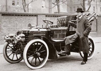 C S rullar stående bredvid en 20 hk Panhard-bil av Ferdinand Georg Waldmuller