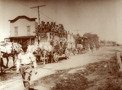 Cirkus kommer till stan, ca 1905 (foto) av . .