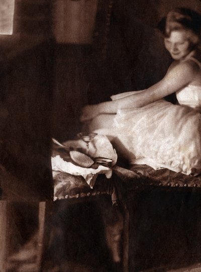 Klassisk dansare klädd i hennes loge. 1929 (tryck) av . .