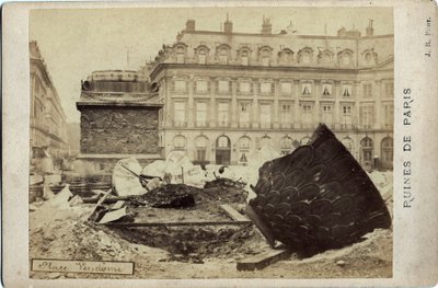 Paris kommun (1871): ruiner på Place Vendome i Paris. Fotografi 1871. Dim.16,5x10,8 cm av Frederick (attr. to) Barnard