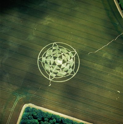 Gröncirkel i vetefält, Avebury Henge, Wiltshire, 22 juni 2002 (flygfoto) av Ferdinand Georg Waldmuller