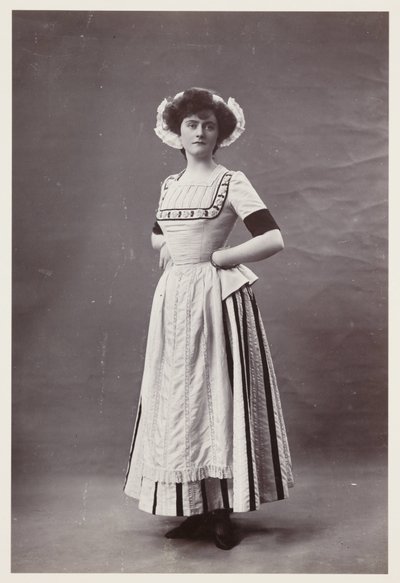 Edwardianskt porträtt, kvinna i 1700-talsklänning av John Pardon