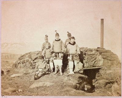 Kapten George Nares (1831-1915) Arctic Expedition (1875-1876): Grupp av infödda kvinnor på disco av Frederick (attr. to) Barnard