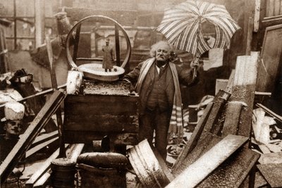 Fr Fremin, filosof och ägare till en loppabrocante i Montmartre. 1929 (tryck) av . .