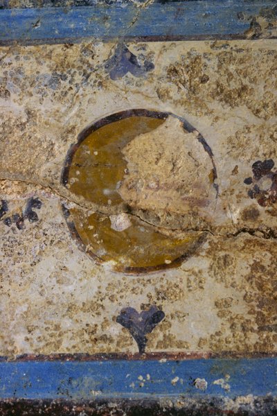 Freskfragment, Salus Augusta Temple-Cryptoporticus, antik romersk stad Urbs Salvia, Urbisaglia, Marche, Italien (foto) av William Walcutt