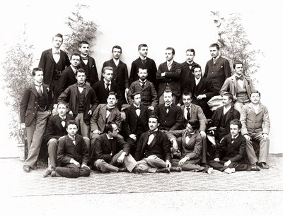 Gruppporträtt av elever i tredje året på gymnasiet av Henry Charles Fehr