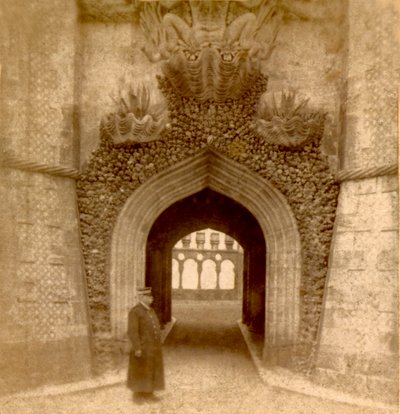Vakt utanför ingången till Palace of Pena (Palacio da Pena), Sintra, Lissabon, Portugal c.1888 (foto) av Frederick (attr. to) Barnard