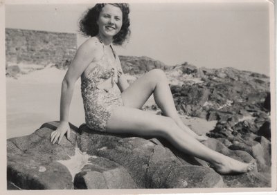 Semestergäst klädd i den "rynkade" baddräkten, sent 1940-tal (s/v foto) av Hippolyte Lalaise Devéria