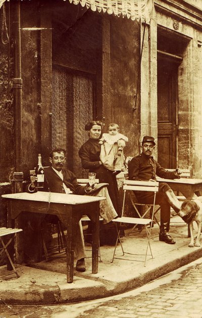 Man håller en flaska absint, omkring 1900, på terrassen till ett kafé av Frederick (attr. to) Barnard