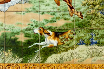 Interiörvy, kakelpanel, målare Furcy Ernest Tondeur, exekutör Boch Frères La Louvière, första panel, jaktscen med tre ryttare, detalj av . .