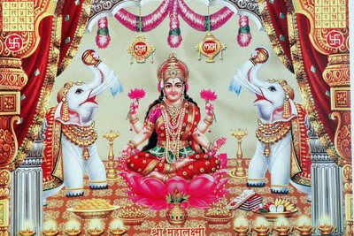 Lakshmi, Vishnus fru, är gudinna för välstånd, lycka och skönhet. av . .