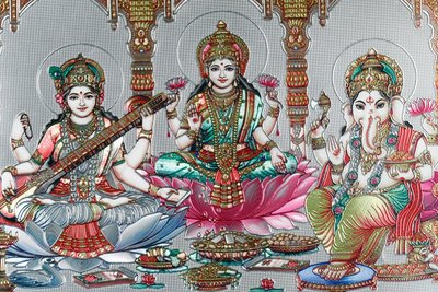 Lakshmi, Vishnus hustru, är gudinnan för välstånd, lycka och skönhet. Ganesh. av . .