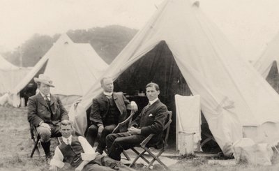 Män kopplar av utanför sitt tält ca 1908 (foto) av . .