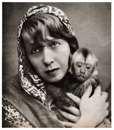 Mistinguett med en liten apa av . .