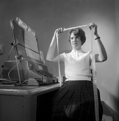 Dator modell 803: kvinnlig ingenjör som arbetar med bandkorrigering av Frederick (attr. to) Barnard