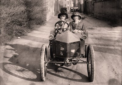 Ut på en biltur, c. 1912 (foto) av Frederick (attr. to) Barnard