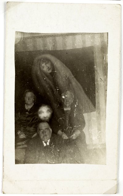 Paranormalt fenomen: porträtt av tre gamla människor, andan av en kvinna som dyker upp bakom dem, cirka 1920 Fotografi av William Hope (1863-1933) av Frederick (attr. to) Barnard