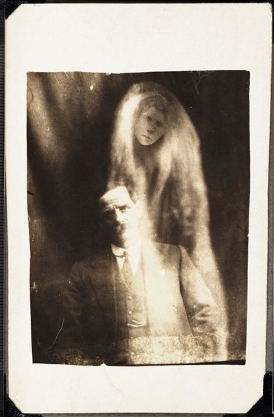 Paranormalt fenomen: porträtt av en man och hans hustrus ande som dyker upp bakom honom, cirka 1920 Fotografi av William Hope (1863-1933) av Frederick (attr. to) Barnard