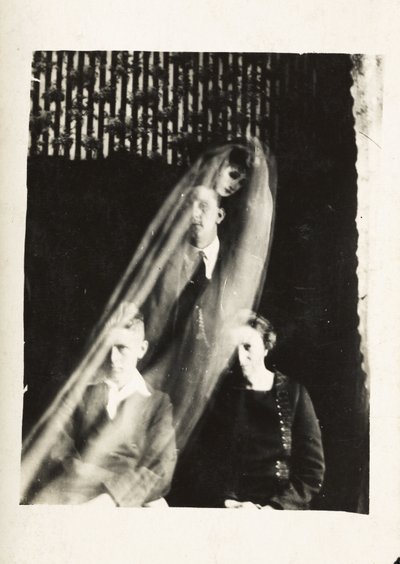 Paranormalt fenomen: porträtt av en kvinna och två män, och andan av en kvinna som dyker upp bakom dem, cirka 1920 Fotografi av William Hope (1863-1933) av Frederick (attr. to) Barnard