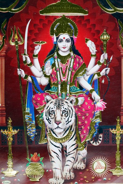 Bild på den hinduiska gudinnan Durga på en tiger. av . .