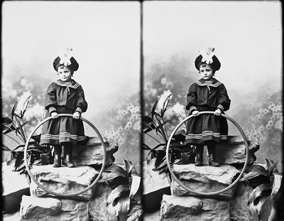 Porträtt av flicka i sjömans outfit, stereoskopiskt fotografi av Henry Charles Fehr
