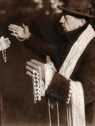 Säljaren har en pärlsparare på gatorna i New York, USA. 1929 (tryck) av . .