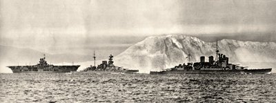Fartygen HMS Ark Royal, HMS Malaya och HMS Renown lämnar sin bas i Gibraltar, ca 1940 (foto) av . .