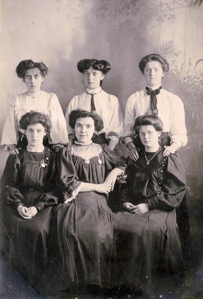 Den inhemska personalen på en lantgård, ca 1898 (foto) av . .