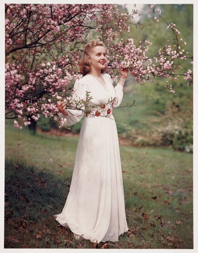 Kvinna som modellerar en klänning nära blomningen, ca 1940-talet av Frederick (attr. to) Barnard