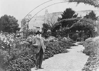 Claude Monet (1840-1926) i sin trädgård i Giverny, 1925 av French Photographer