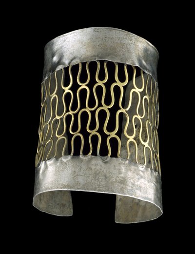Armband, 200 BC-400 AD (hamrat silver & filigrerad guld) av culture Vicús