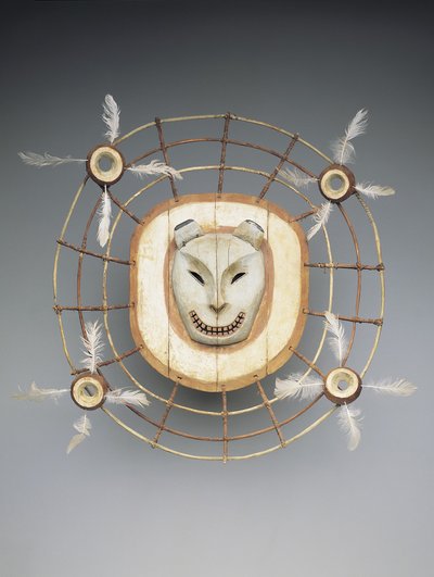 Mask föreställande en björnsprit, sent 1800-tal (trä, färg, fiber, tarmsträng) av culture Yupik