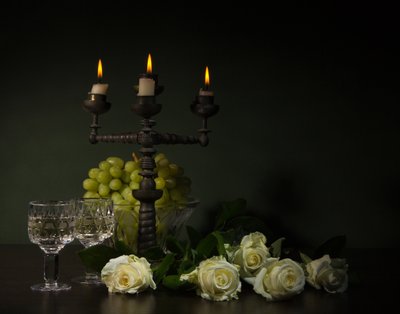 Elegant stilleben i stearinljusets sken av magnola