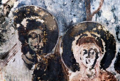 Heliga, skadad fresk i kyrkan Agios Vasileios, Vavouledo, Kreta, Grekland (foto) av Theodore Charles Ange Coquelin