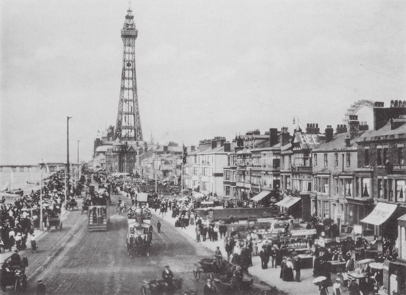 Central Promenade, Blackpool (svartvitt foto) av (after) English photographer