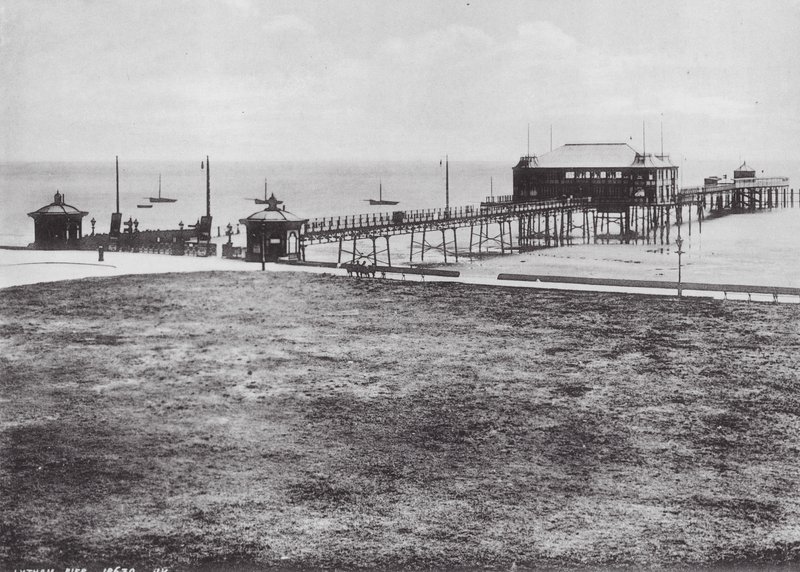 Lytham Pier (svartvitt foto) av (after) English photographer