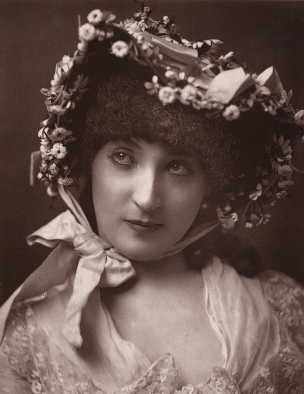 Miss Mulholland (svartvitt foto) av (after) English photographer