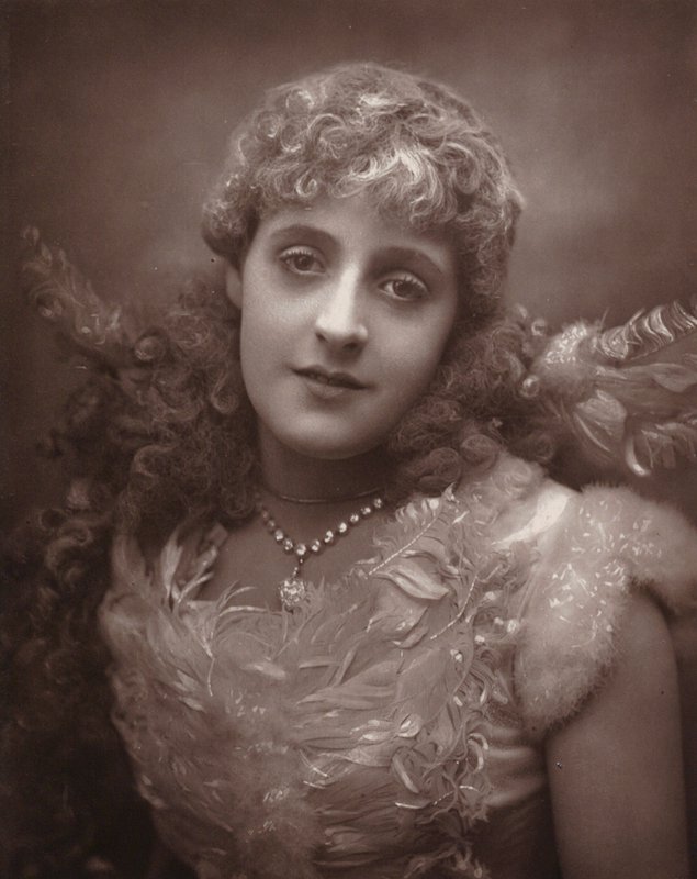 Miss Phyllis Broughton (svartvitt foto) av (after) English photographer