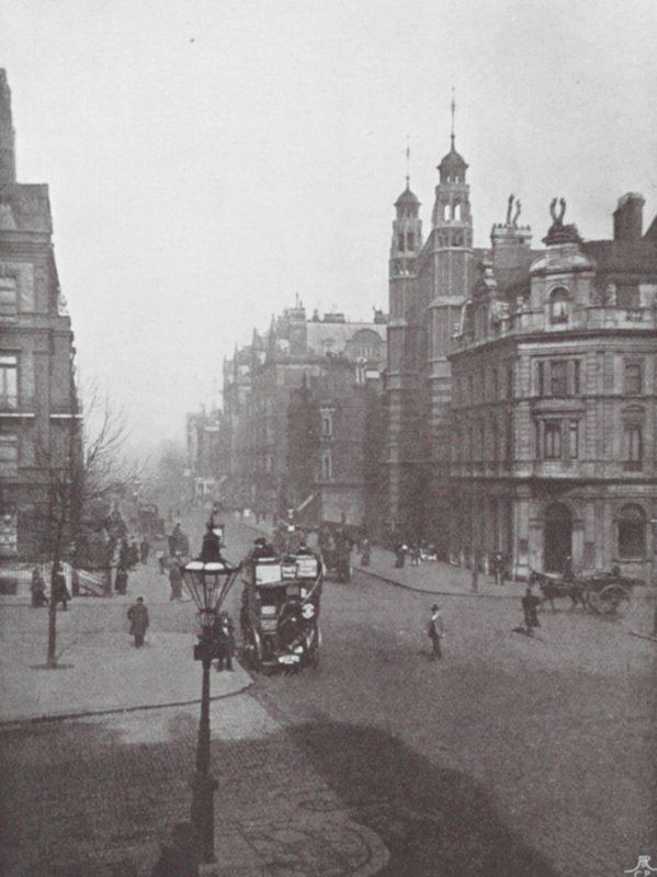 Sloane Square och Street, och Holy Trinity Church (svartvitt foto) av (after) English photographer
