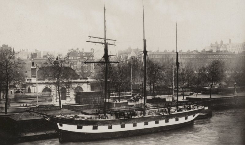Vänskeppet, Charing Cross Pier (s/v foto) av (after) English photographer