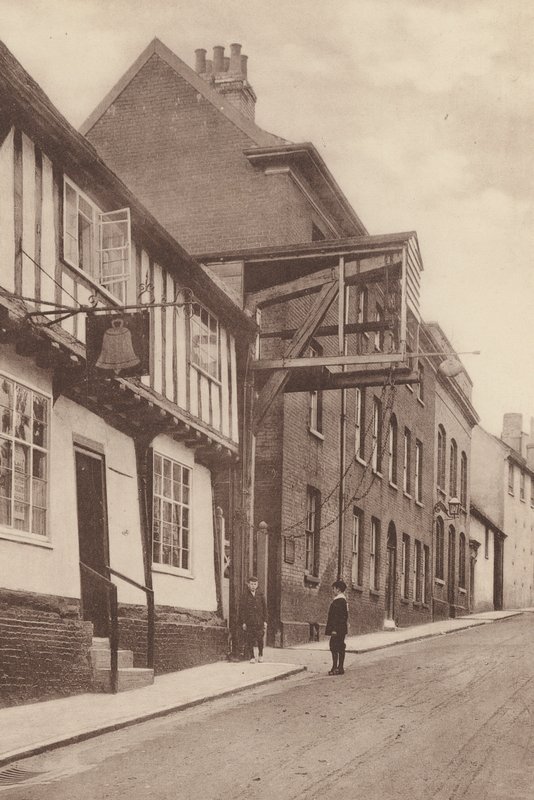 Woodbridge, Suffolk: Gammal vägningsmaskin (svartvitt foto) av (after) English photographer