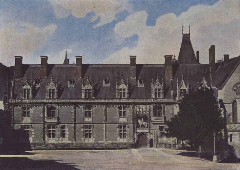 Chateau de Blois, Fasad på gården (färgad bild) av (after) French Photographer