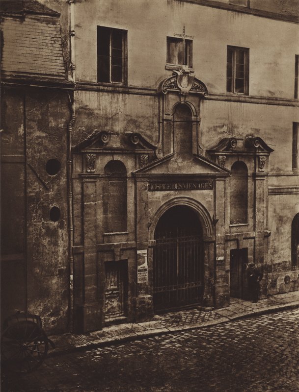 Ingången till Hospice des Menages rue de Sevres 1868 (s/v foto) av (after) French Photographer