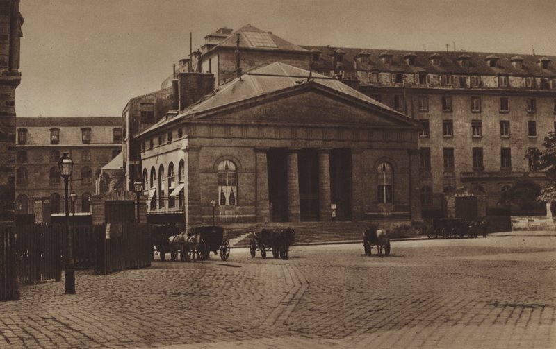 Fasad av Hotel-Dieu på Parvis Notre-Dame omkring 1865 (s/v foto) av (after) French Photographer